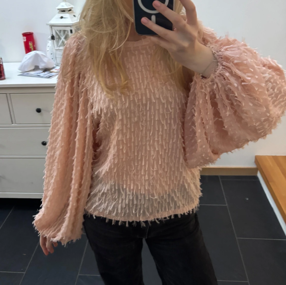 Rosa tröja med volangdetaljer