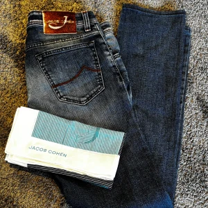 Blå jeans från Jacob Cohën - Nyskick | Size 32, Sitter som 30/31 | Slim Fit | Nypris, 5000-6000kr | Duk medföljer | 