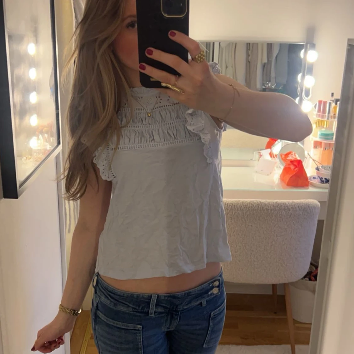 Vit blus med spetsdetaljer