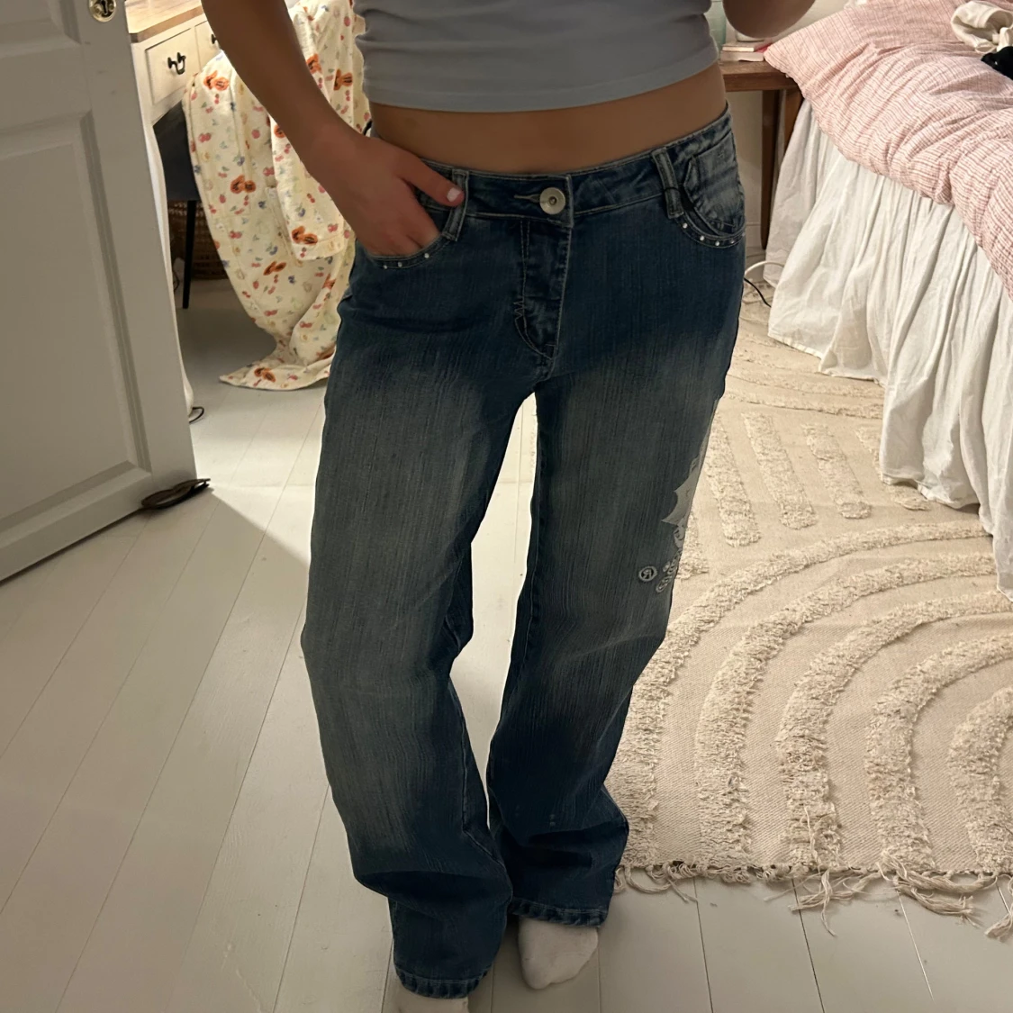 Blå jeans med broderade detaljer💘 - 2