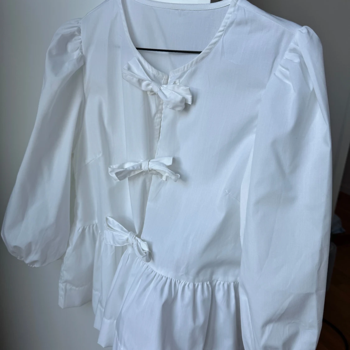 Vit blus liknar ganni