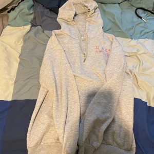 Grå hoodie från Gina tricot💘💘 - Säljer min jättefina hoodie från Gina tricot, den är i storlek 158/164, säljer då den inte kommer till användning, den är i bra skick💗💗