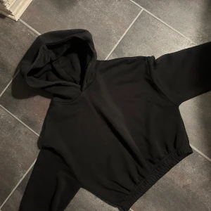 Svart och grå croppad hoodie från Zara - Säljer två croppade hoodies från Zara i svart och grått. Perfekta för en avslappnad stil med en elastisk nederkant och huva. Passar bra till jeans eller leggings för en cool look. 🖤90kr för båda