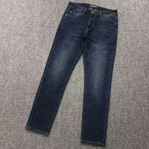 jeans från Valentino - Snygga mörkblå jeans från Valentino med klassisk femficksdesign och knappgylf. Tillverkade i Italien med högkvalitativt denimtyg. Perfekta för en stilren look.