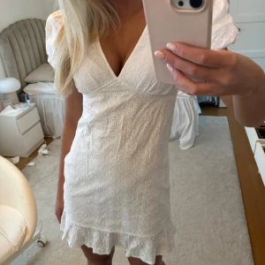 Studentklänning - Jättefin vit klänning som är perfekt till studenten😍😍