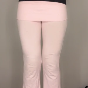 Rosa yoga pants - Säljer ett par mjuka och bekväma rosa leggings. De har en hög midja och är perfekta för en avslappnad stil. Passar bra till både träning och vardagsbruk.