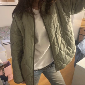 Quiltad jacka  - Säljer den mest perfekta vårjackan i den perfekta vårfärgen!! 🥰 Aldrig använd då jag köpte en nästan likadan annan! 