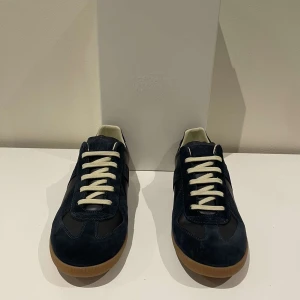 Margiellas gats - Säljer dessa väldigt trendiga och sällsynta maison margiella gats. Använda 2 gånger. Vad som ingår: Box, Dustbags, och skorna, bara att kontakta mig om du har några frågor! pris kan diskuteras vid snabb affär