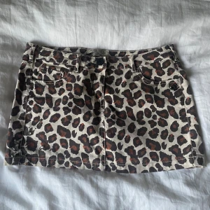 Jeanskjol  - Snygg leopardmönstrad kortkjol från Maison Scotch, perfekt till vår/sommar!! ❣️