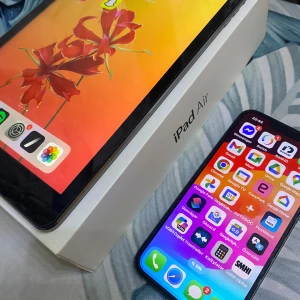 iPad Air och iPhone - iPhonen har väldigt små tecken på användning som repor på sidorna som knappast syns. iPhonen är dock fortfarande ny har inga andra skador, kameran fungerar som den ska.   Man får med skydd på både kameran, baksidan och skärmen. Du får också med en mobilskal   IPaden Air) är helt ny kommer med förpackningen och laddare men också skärmskydd. Därmed får ni också en iPad skal med tangentbord och en touch pen Pris kan diskuteras☺️  Skriv vid intresse