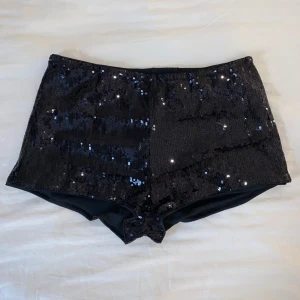 Svarta paljettshorts - Snygga lågmidjade shorts täckta med glittrande paljetter! Supersnygga till fest 🪩⭐️Säljer då de inte kommit till användning 🖤