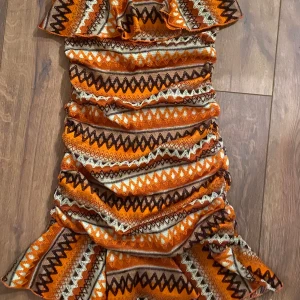 Missoni mönstrad klänning  - Supernajs, kort off shoulder klänning med volang!! Storlek står inte men ca. s-m. 🧡