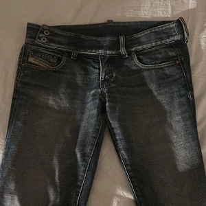 Blåa diesel jeans med slitningar - Snygga blåa jeans med slitningar på knäna och dubbla knappar i midjan. Midjemått är 74cm (men passar också 80cm) och passar mig som är runt 165 men också längre!🥰