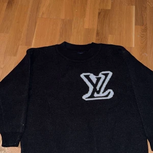 Lv knitted - SKRIV OM DU ÄR INTRESSERAD. PRIS KAN DISKUTERAS!!!! FICK DEN I PRESENT. PASSAR STORLK S-L