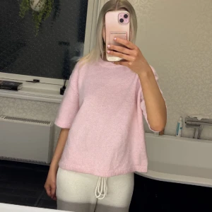 Rosa stickad tröja  - Jättefin och mysig trekvartsärmad tröja från Gina Tricot🩷