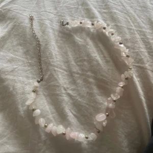 Guld halsband med rosa stenar - Guld halsband med rosa stenar🩷