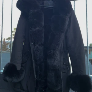 Svart pälsjacka Copperose äkta. - Svart pälsjacka, nypris 2000. Använd ett fåtal gånger.