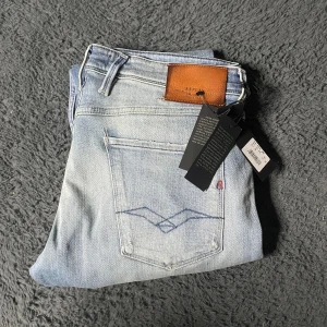 Replay anbass jeans  - Helt nya Replay jeans! Börja följ för jag har över 100 par helt nya Replay jeans som kommer laddas upp!!!Tyvärr kan jag inte skicka bild när jag själv bär plagget då jag för det första ofta inte kan ha storlekarna jag säljer och för det andra skulle det bli alldeles för mycket jobb när jag säljer så mycket, så jag rekommenderar att man kikar måtten heller googlar på modellnamnet för att se passformen :) längd 102cm midja 46cm