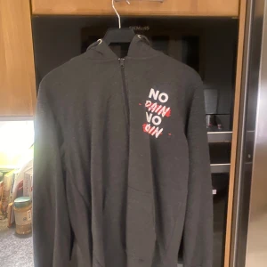 Gymhoodie - Fin gymzip hoodie. Bra skick. Använd 1 gång. Storlek M. Säljes pga den inte används. 