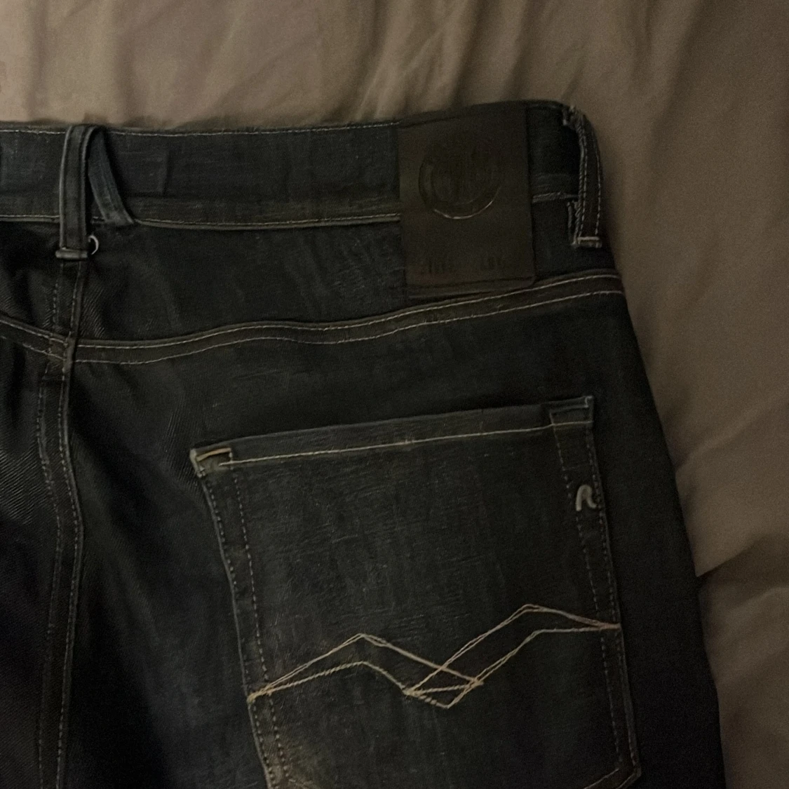 Mörkblå jeans från Replay - 2