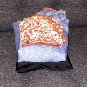 3 toppar  - Klädpaket med 3 toppar. Den blå är uppsydd så den slutar ungefär vid höfterna. Ingen lapp men skulle säga att den passar s-l då den knyts omlott resten är i storlek M. Svarta blusen har tappat en knapp följer med nya. 