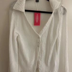 Vit blus från Shein - Säljer en fin vit blus från Shein. Helt oanvänd, så i mycket bra skick. I strl M/38.