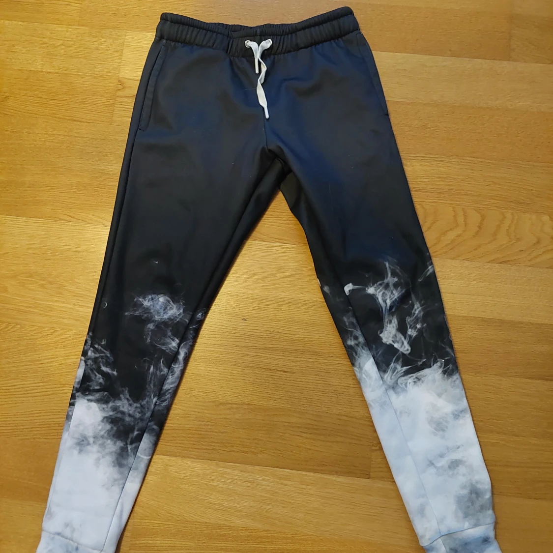 Svarta mjukisbyxor med rökdesign från Mr. Gugu & Miss Go