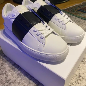 Valentino Garavani skor  - Snygga Valentino Garavani sneakers i svart. Box och allt följer med, aldrig använda 