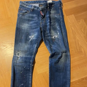 Dsquared2 jeans - Ing defekter eller likande , bra skick och sparsamt använda! Bara och skriva om man vill se mer bilder!