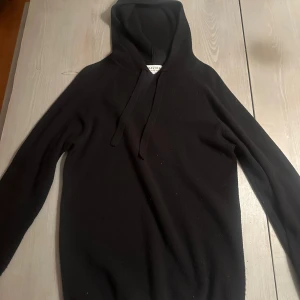 Svart hoodie i kashmir från Davida - Säljer en stilren svart hoodie från Davida i 100% kashmir. Storlek M. Mycket bra skick, knappt använd. 