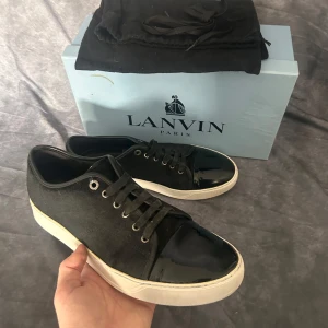 Lanvin toecap sneaker - Mycket fint skick | Size UK 10 passar 44 | box snören och dustbags medföljer | Följare får 100 kr rabbat | fraktar spårbart inom 24 timmar med PostNord eller instabox | 
