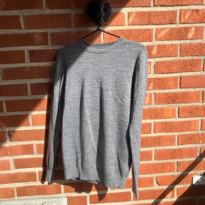 Bruun & stengade tröja - 10/10 skick. En grå tröja i stickat material från bruun & stengade knappt använd köpt på nk för 999kr säljer för endast 169kr