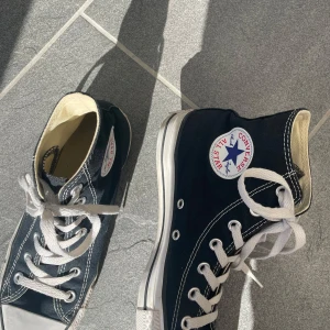 Svarta Converse All Star sneakers - Klassiska svarta Converse Chuck Taylor All Star sneakers i hög modell, storlek 39! 🧚🏼