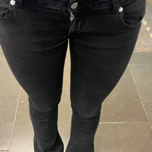 Lågmidjade jeans - Bra skick och väldigt lågmidjade, sytt ut dom där nere så dom är mer bootcut