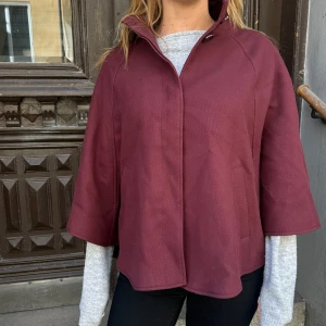 Vinröd trekvartsärmad poncho - En så fin populär trekvartsärmad poncho från H&M❤️