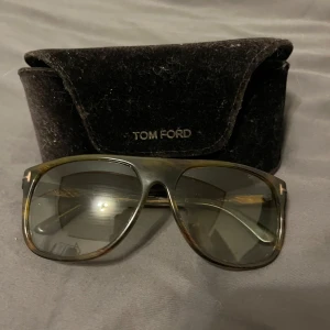 Tom Ford glasögon - Tom Ford glasögon, bra skick. Köpta på vestaire perfekt tint på glaset. Hör av er vid funderingar!