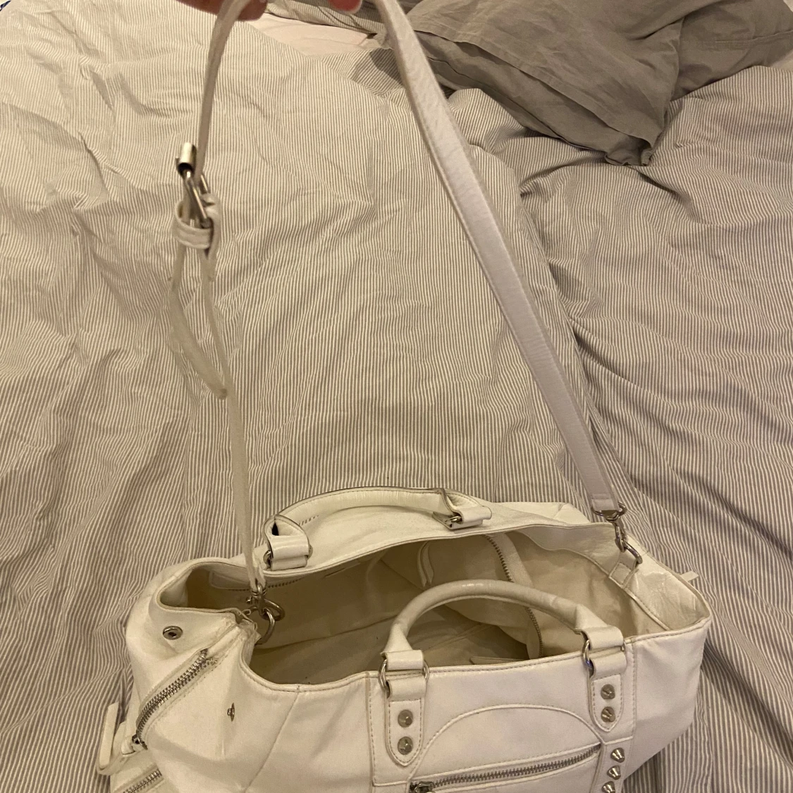 Vit axelväska med dragkedja från NA-KA - 1