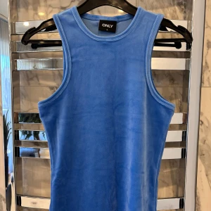 Blått linne från ONLY - Säljer ett blått linne från ONLY i storlek M. Aldrig använd, Köparen står för frakten!❤️