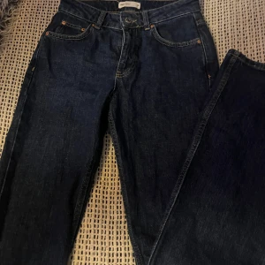 Gina Tricot jeans 34 - Mörkblå jeans från Gina Tricot i storlek 34, använda 2 gånger. 