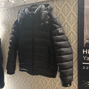 Bvaldi jacka - Säljer denna eftertraktade bvaldi jacka i riktigt bra skick, bara att skriva vid frågor🙌🏻