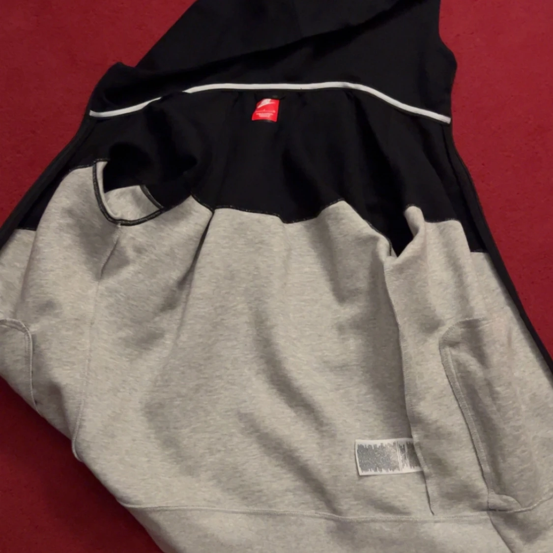 Grå och svart huvtröja från Nike tech - 3