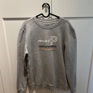 sweatshirt Pelle P - grå sweatshirt från Pelle P som endast är använd ett fåtal gånger och därför i väldigt bra skick.      Nypris: 1000