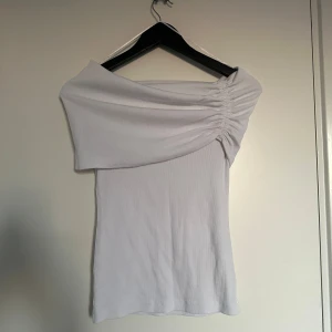 Vit offshoulder topp - Ribbad topp, knyte vid axeln 