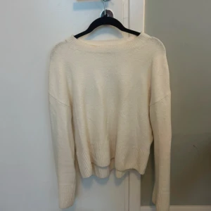 Vit stickad tröja från & Other Stories - Säljer en super fin vit stickad tröja från & Other Stories. Super fin nu till våren och sommaren