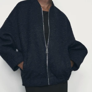 Jacka zara - Säljer denna slutsålda jacka ifrån zara❤️‍🔥❤️‍🔥Super fint skick!