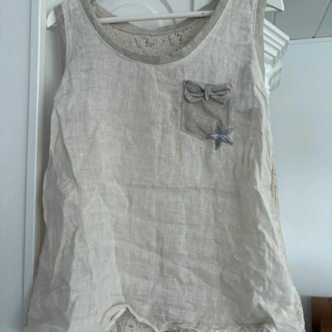 Beige ärmlös topp med spetsdetaljer