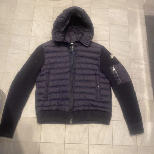 Moncler cardigan - Varsamt använd, (🐼), 9/10 skick inga märkbara defekter. Fullt fungerande NFC(kan haka upp sig ibland) Storlek L men passar M. Modellen på bilden är 178cm lång och den sitter perfekt på han. Vid frågor eller funderingar skicka iväg ett meddelande!