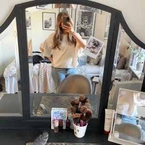 Vit blus  - Jätte fin vit blus med trekvarts arm med detalj. Super snygg till våren och sommaren. Knappt använd! (Inga defekter) 