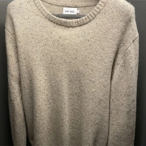 Beige stickad tröja från East West - Säljer denna snygga stickade tröja från East west. Den är i mycket bra skick och är använd endast ca 5 gånger. Ny pris är 899 kr. Skriv privat för fler bilder eller vid funderingar!