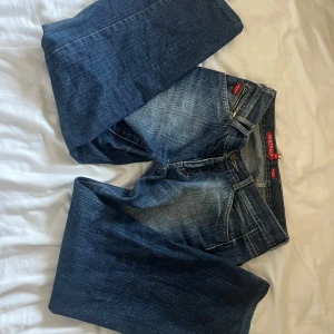 Vintage jeans  - Snygga blå Lågmidjade jeans från Bestelle, Jeansen är köpta från humana och är uppsydda till att passa någon som är 160 cm💕
